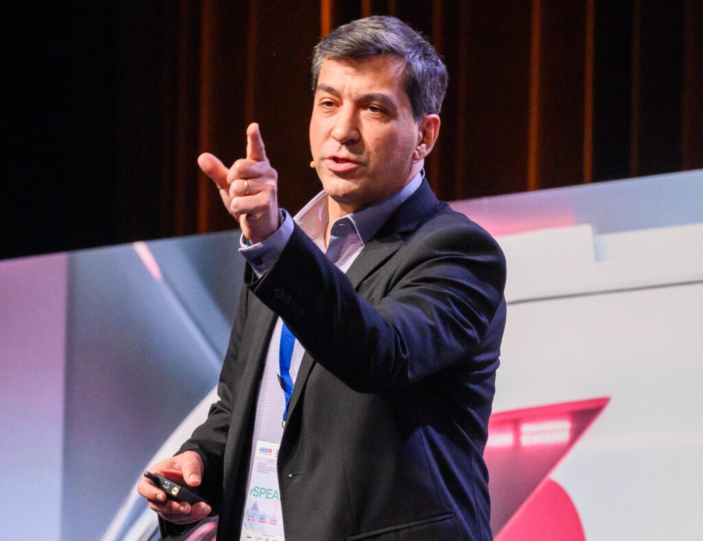 Carlos Victor Costa hablando en el escenario de Hoy Es Marketing 2025 ante 3.000 personas en ESIC University.