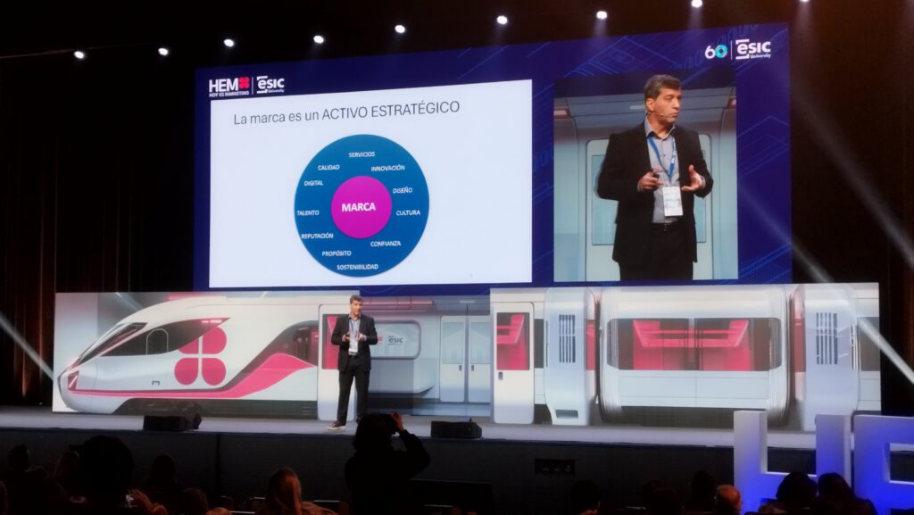 Ponente hablando en el escenario de Hoy Es Marketing 2025 ante 3.000 personas en ESIC University.